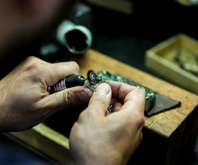 Wir reinigen schnell und günstig Ihren Schmuck bis in die kleinste Pore. Schmuckreinigung per Ultraschall