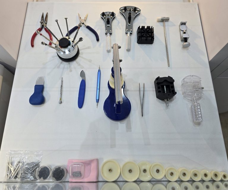 Wir wechseln die Batterien Ihrer Armbanduhren Juwelier Osnabrück Goldankauf und Batteriewechsel