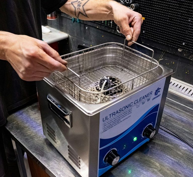 Wir reinigen schnell und günstig Ihren Schmuck bis in die kleinste Pore. Schmuckreinigung per Ultraschall